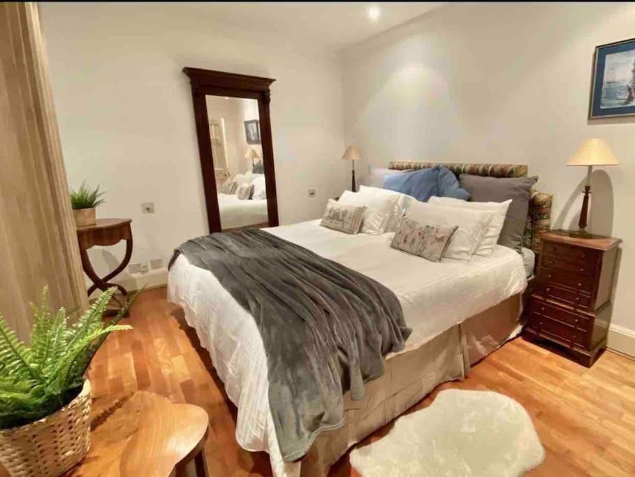 Spacious Flat In The Most Desirable Area Of London Eksteriør billede