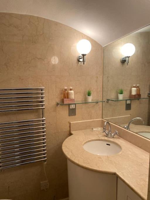 Spacious Flat In The Most Desirable Area Of London Eksteriør billede