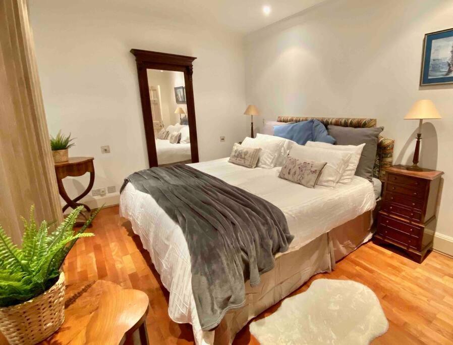 Spacious Flat In The Most Desirable Area Of London Eksteriør billede